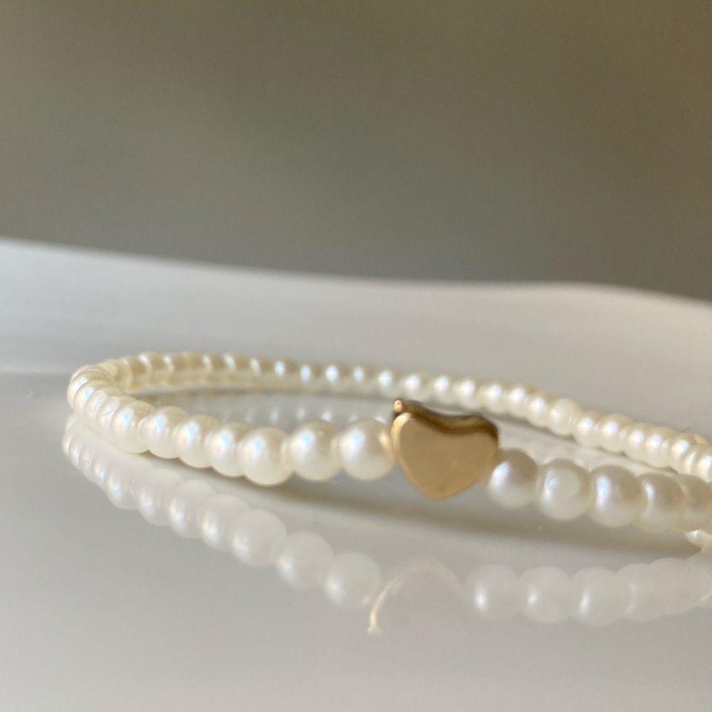Elegant Pearl Bracelet with Gold Heart Charm